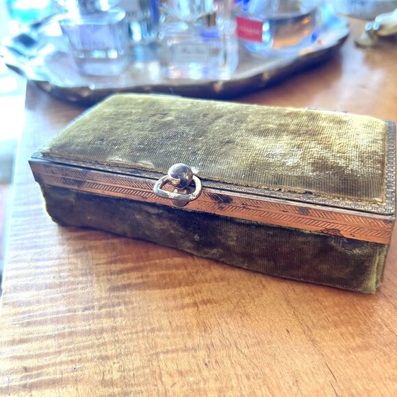 Antique Early 1900's Victorian Green Velvet Jewelry Box With Gold-Tone Clasp & H - Picture 3 of 9